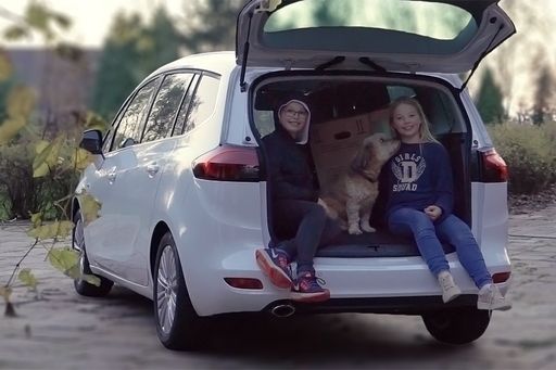 Kinder testen den Opel Zafira und finden heraus, ob es sich dabei um ein Familienauto handelt.