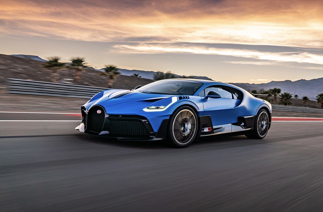 Bugatti Divo VS Opel Astra Sports Tourer Electric Autovergleich